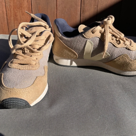 Veja Sneakers - Tan - Picture 6 of 11